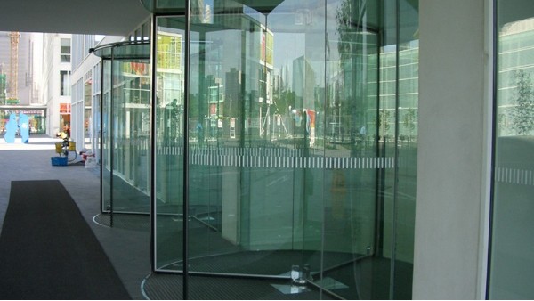 旋转门和弧形门的弧形玻璃是如何制造的