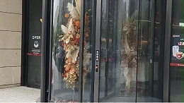 突发状况！商场自动门“罢工”或夹人，你该怎么办？