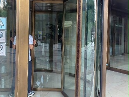 玻璃自动门突然关不严/夹人怎么办？一文教你锁定核心故障源