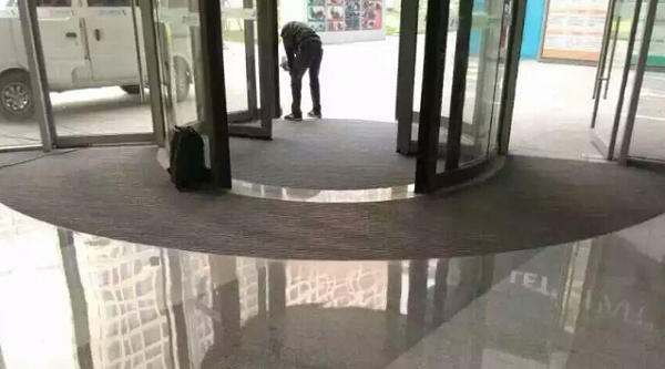 旋转门地垫清洁