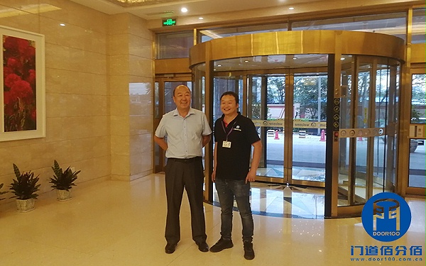 维修技术人员与客户合影
