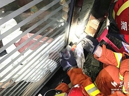 又见旋转门夹人消防拆门解围，论述安全使用旋转门与责任险重要性