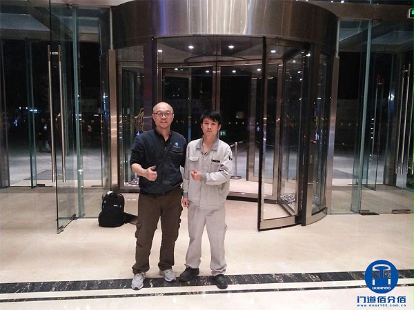 亚萨合莱两翼旋转门维修完成