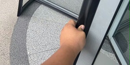 旋转门小保养，大安全：让通行始终平稳顺畅