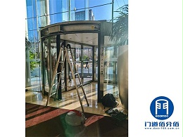酒店门面焕新术之旋转门保养工作纪实