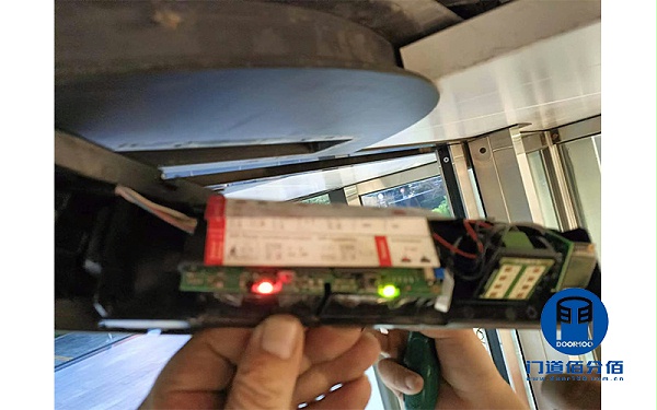 上海自动两翼旋转门维修之二合一感应器更换