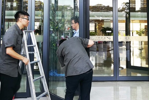 门道佰分佰北京自动门维修师傅正在进行自动门保养