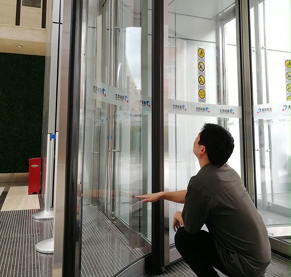 门道佰分佰旋转门维修师傅检查损坏位置
