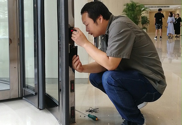 门道佰分佰自动门维修师傅，进行自动门维修