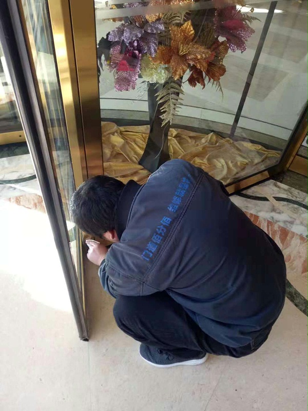 门道佰分佰自动门维修师傅进行旋转门保养