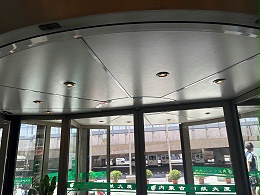 旋转门大保养：守护通行安全，首选门道佰分佰