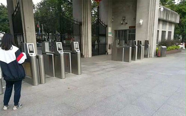 校园人脸识别闸机