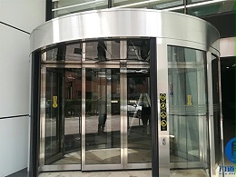 北京海淀某大厦正门两翼旋转门保养美化清洁服务案例