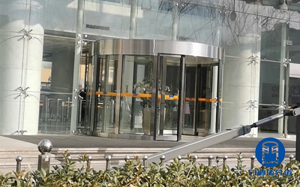 维保案例之两翼自动旋转门小保养服务