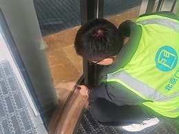 现场旋转门进行日常巡检