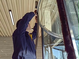 北京旋转门维修_轴承损坏导致旋转门无法正常运转