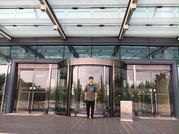 北京自动门维修师傅为北京丽维赛德酒店维修旋转门