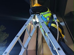 自动门维修案例：外饰板摩擦皮带夹导致异响