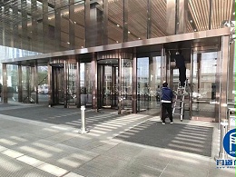 大厦门区旋转门、自动门和平衡门保养案例