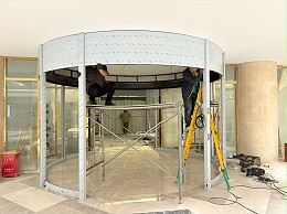 北京酒店新装旋转门，现场围观