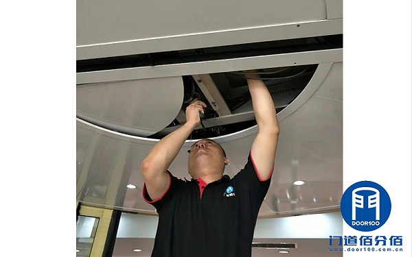 为保障济南某宾馆黄金周自动旋转门正常运行门道佰分佰定期旋转门大保养服务
