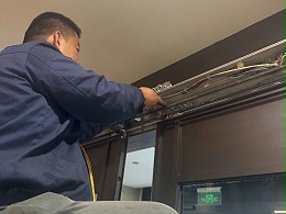 自动门中间挂件异响，更换挂件维修