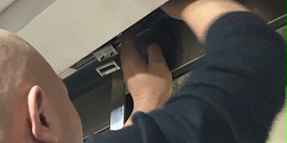 平滑门挂轮组件更换