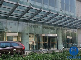 石油化工集团下属大厦自动旋转门清洁维护服务