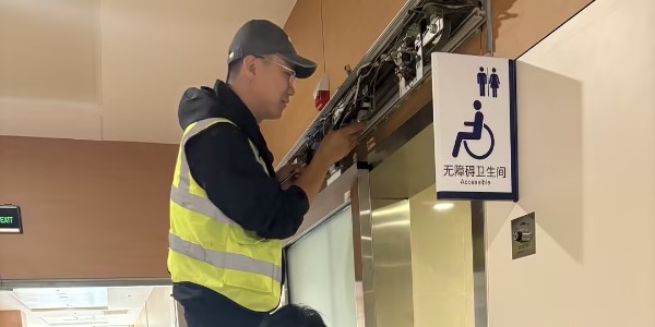 店门口的平滑门不动了？先别硬推，这份报修清单可以留好