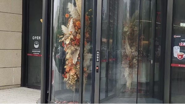 突发状况！商场自动门“罢工”或夹人，你该怎么办？
