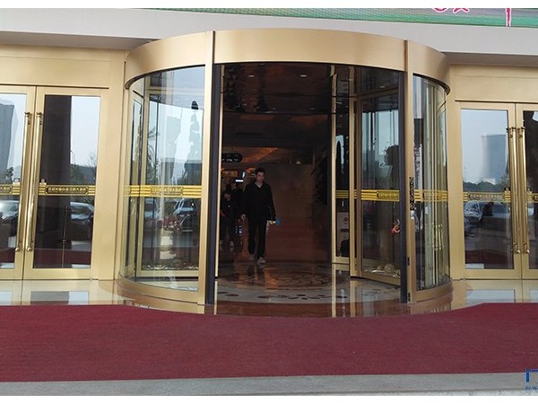 <i style='color:red'>智汇门道旋转门维修</i>常州某酒店旋转门配件维修服务案例