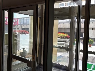 平移门vs旋转门：商业场所到底该装哪种？避坑指南