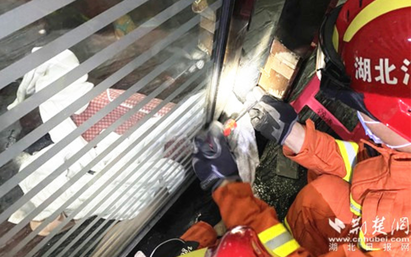 又见旋转门夹人消防拆门解围，论述安全使用旋转门与责任险重要性