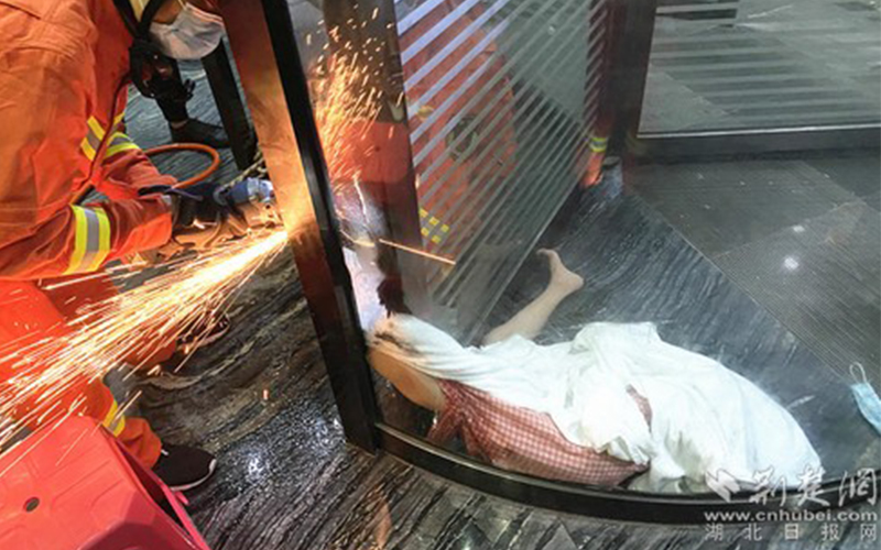 又见旋转门夹人消防拆门解围，论述安全使用旋转门与责任险重要性