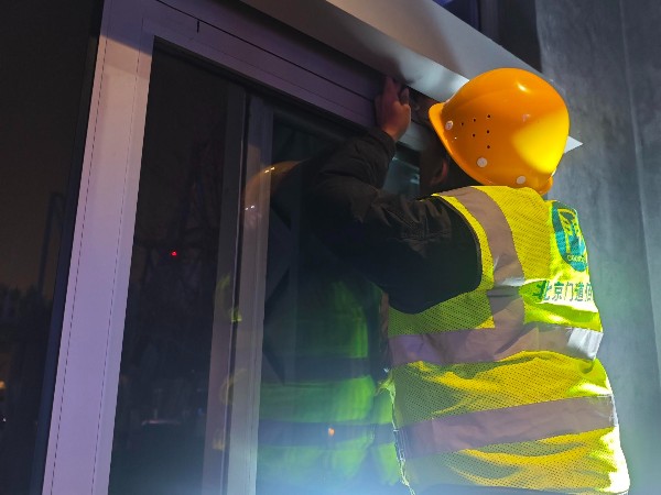 北京影城自动门门体异响