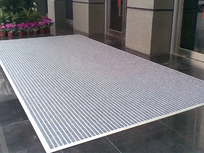 <i style='color:red'>铺设铝合金地垫</i>，解决雪天门区路滑问题