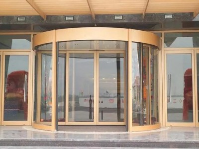 操作旋转门的三种方式：转换开关、触摸屏和智能面板