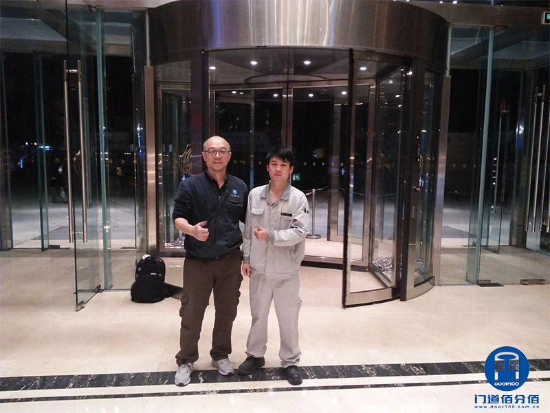 亚萨合莱两翼旋转门维修完成