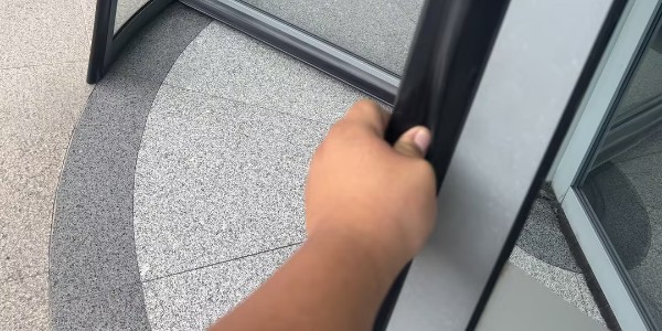 旋转门小保养，大安全：让通行始终平稳顺畅