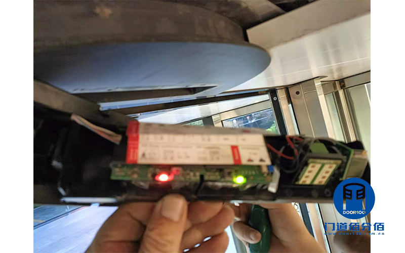 上海自动两翼旋转门维修之二合一感应器更换