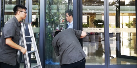 <i style='color:red'>北京自动门维修</i>师傅教你在自动门维修中处理伪故障的小方法