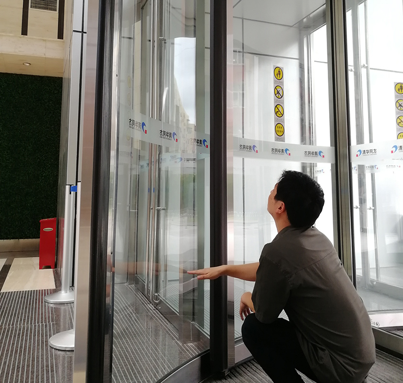 门道佰分佰旋转门维修师傅检查损坏位置