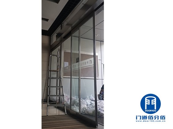 两樘无框感应门下沉与控制面板故障维修项目