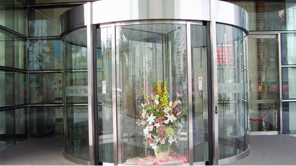 门道带你了解旋转门，<i style='color:red'>电动旋转门控制系统</i>揭秘