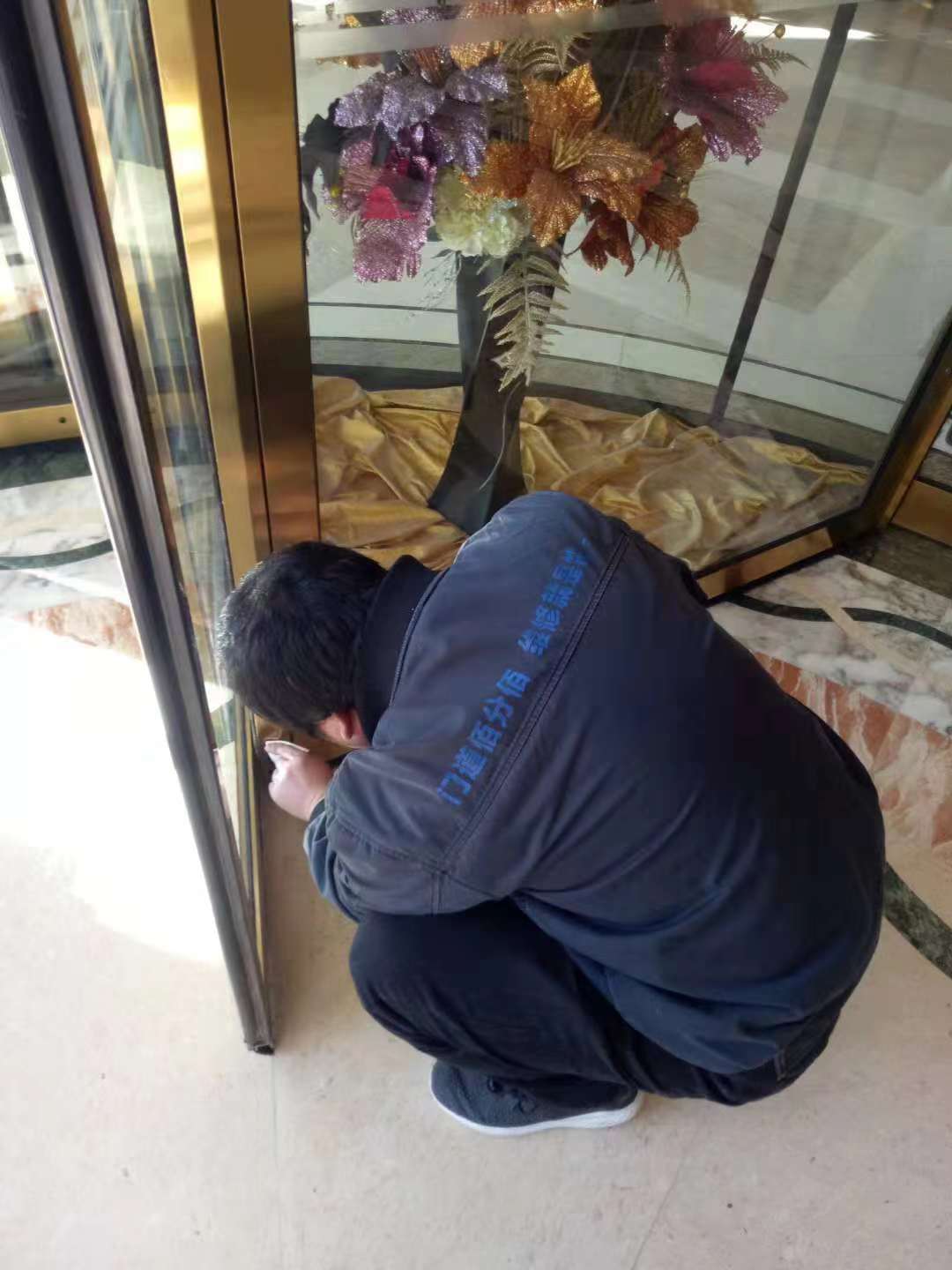 门道佰分佰自动门维修师傅进行旋转门保养
