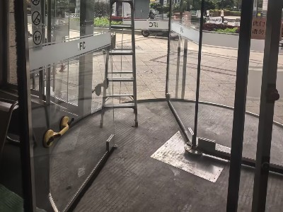 自动门紧急手动操作方法：停电断网时如何快速开门