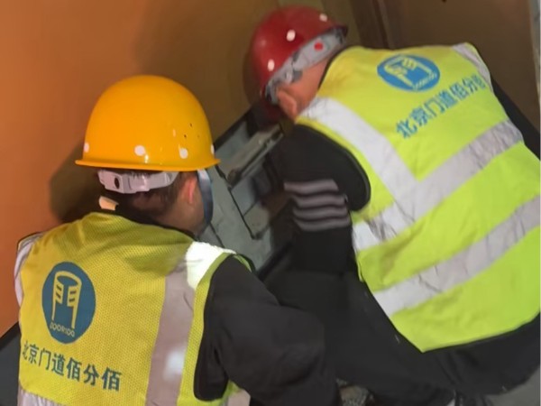 止摆器磨损导致平开门异响问题修复