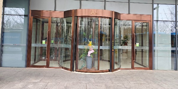 两翼旋转门专业检修指南：保障安全运行，延长使用寿命