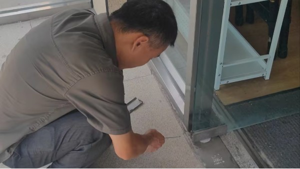 小区出入口<i style='color:red'>自动门夹到老人孩子</i>，物业该负什么责任？法律+技术双解读