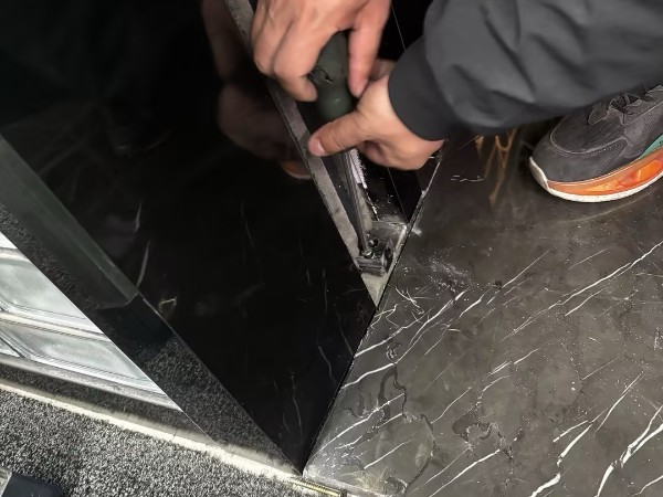 专业维修酒店大堂自动门异响 恢复平稳静音运行